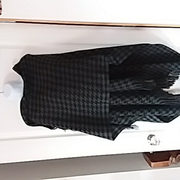 Houndstooth Wrap - Picture 2 of 4